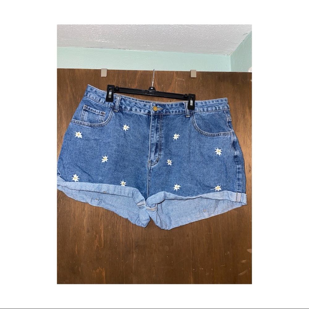 SHEIN Plus Floral Embroidery Rolled Hem Denim Shorts - Picture 1 of 3